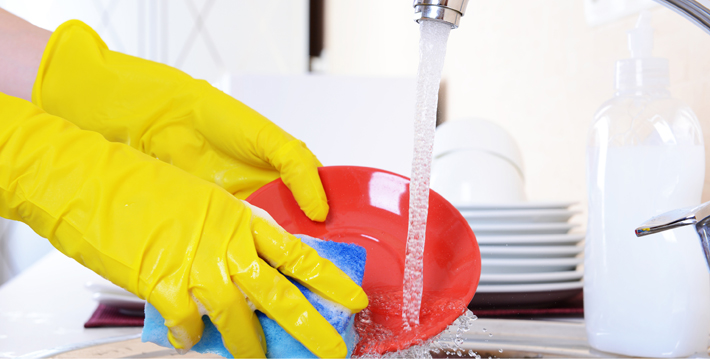 Мытье посуды в перчатках